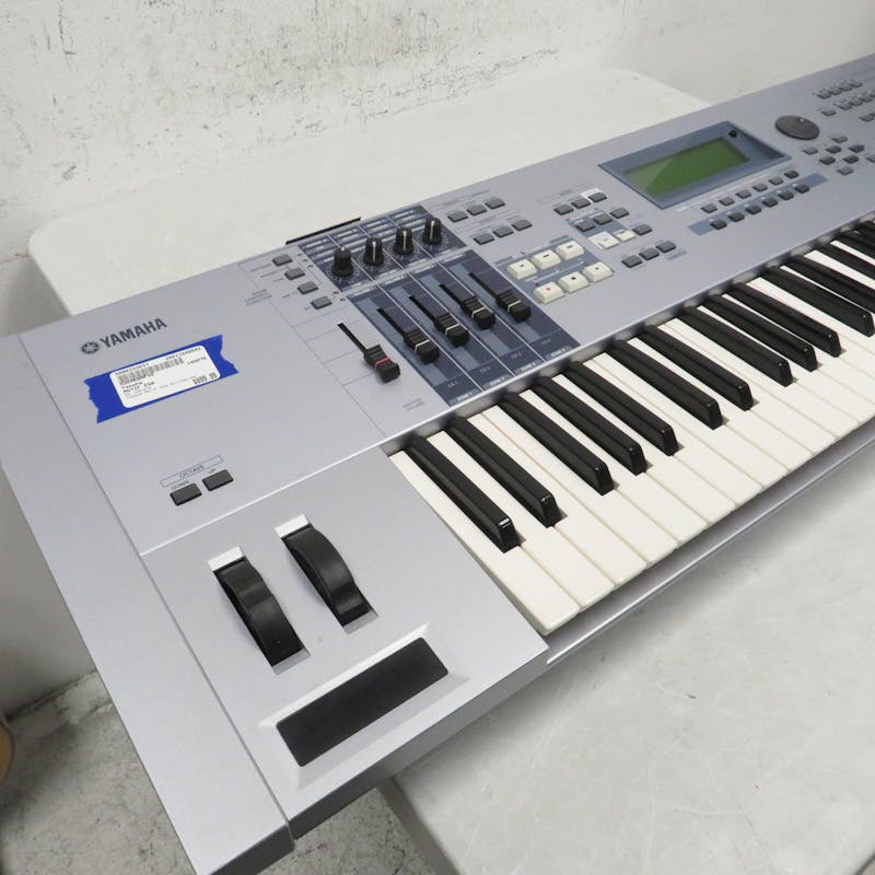 Used Yamaha MOTIF ES6 Synthesizer Keyboard