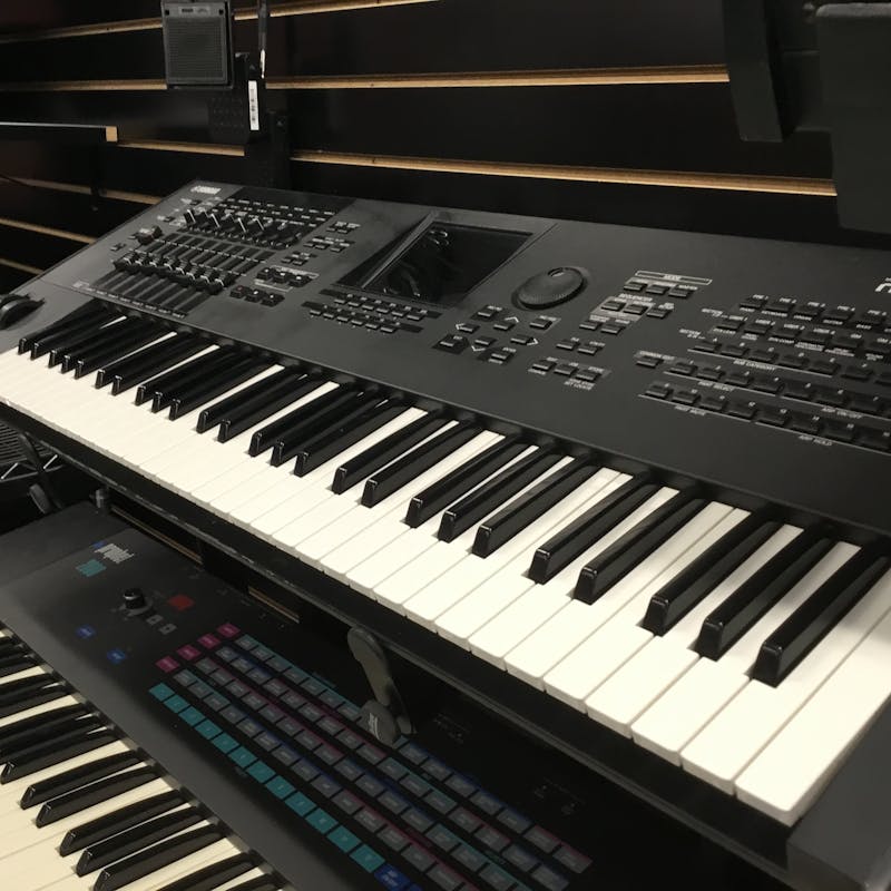 Used Yamaha MOTIF XF6 61 Key Synthesizer