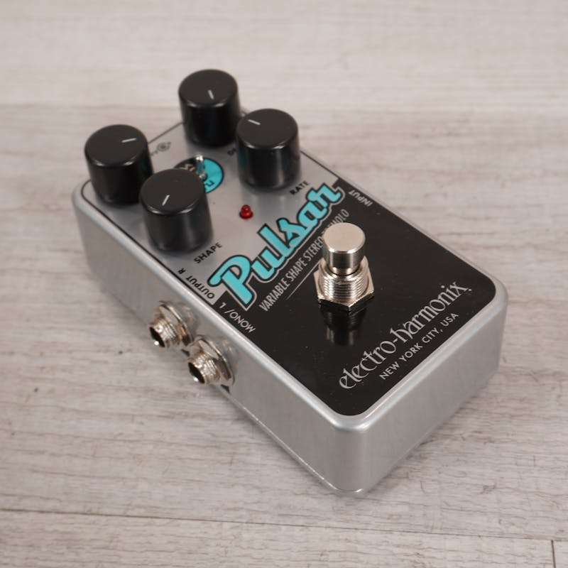 Electro Harmonix Nano Pulsar Variable Shape Stereo Tremolo Pedal