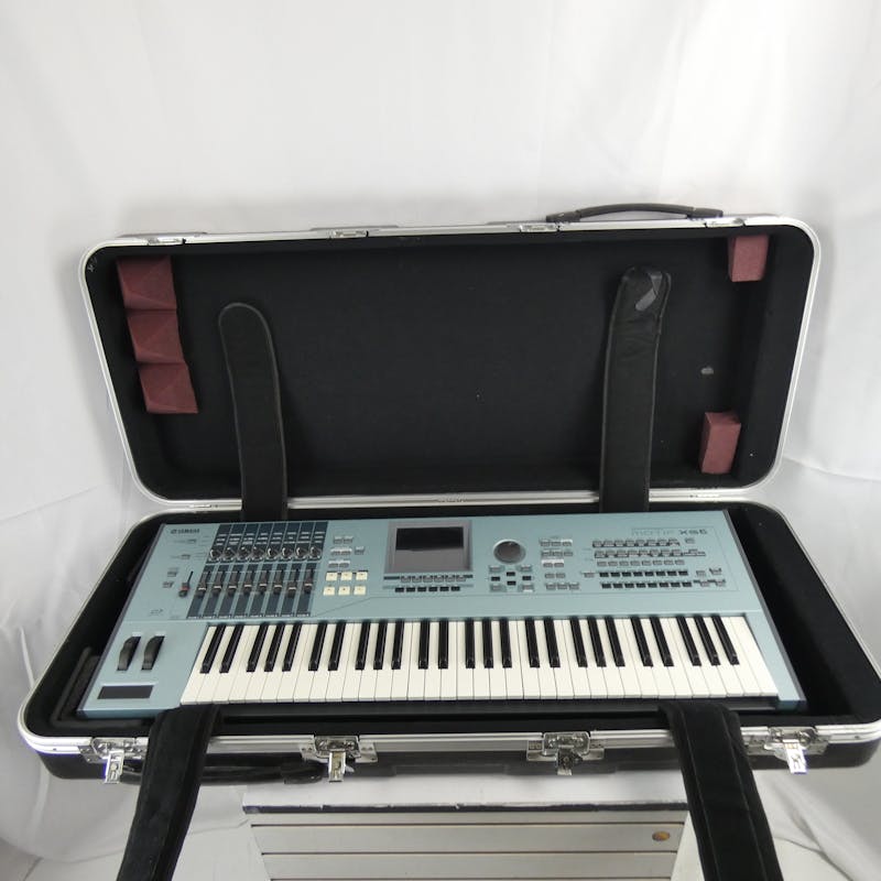 Used Yamaha MOTIF XS 6 Synthesizers 61-Key