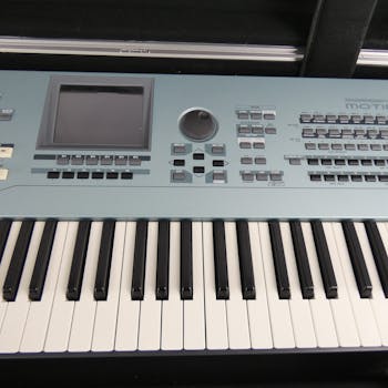 Used Yamaha MOTIF XS 6 Synthesizers 61-Key